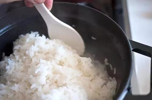 大米|煮饭时，大米究竟洗几次比较好许多人都弄错，难怪米饭不香不软