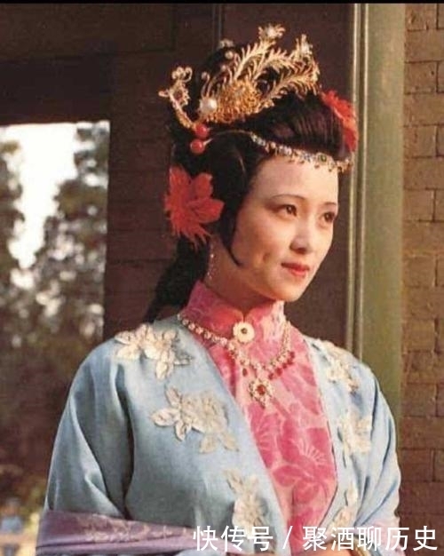 暗含|太医给秦可卿看病,为何她连换四五次衣裳?暗含王熙凤之死的秘密