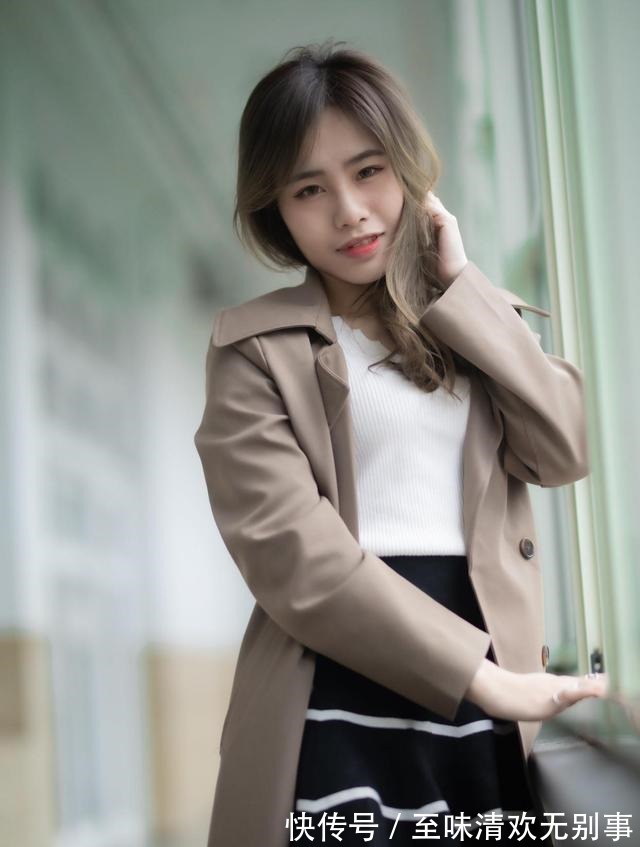 知性 温柔纯洁的白色针织衫搭配深蓝色高腰A字裙,简约干练又知性优雅!