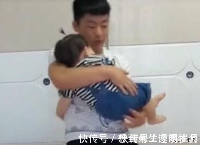 吃醋|奶爸刚把熟睡的女儿放在床上,女儿就哭闹,奶爸反应令宝妈吃醋