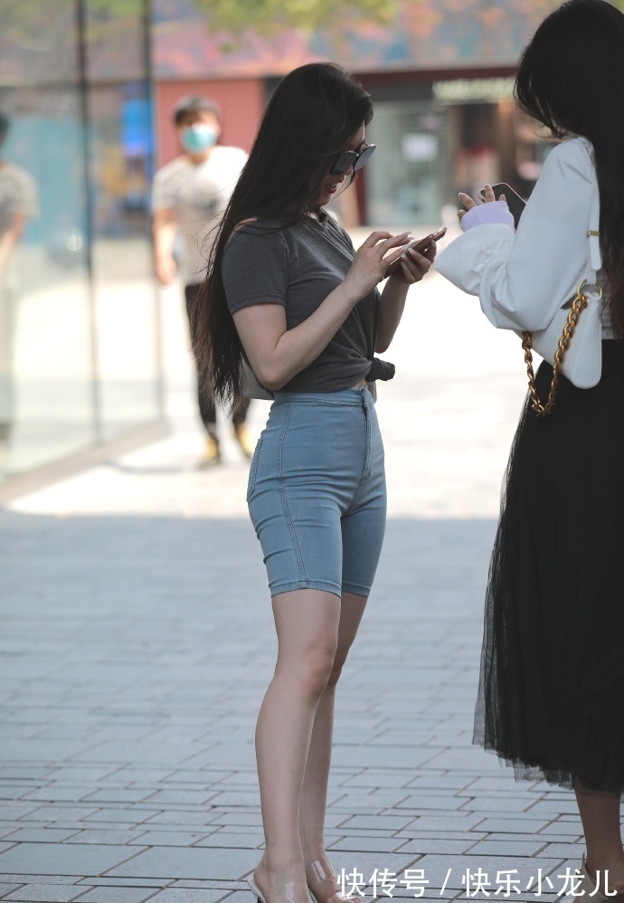 紧身|微胖女生的夏日穿搭,休闲随性的牛仔短裤,让造型轻松变好看!