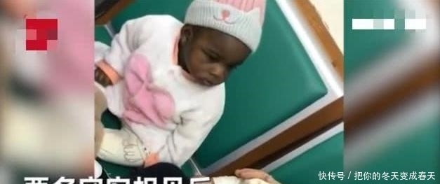 有种“懵逼”叫中国娃看到非洲娃，2娃表情一脸疑惑：太可爱了