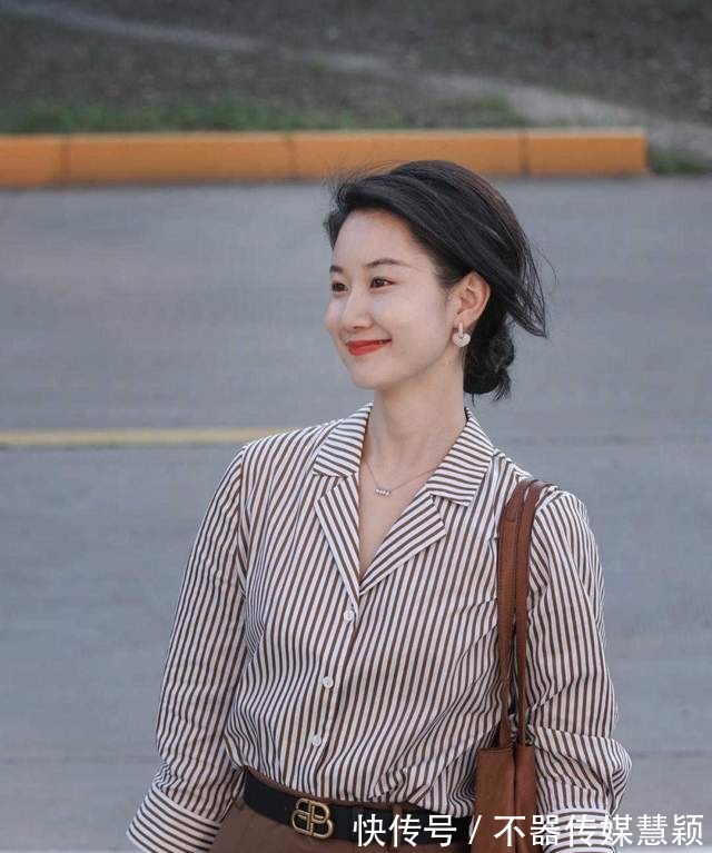 气场|精致的女人自带气场,针织衫配半身裙,女人30岁一样可以很高级