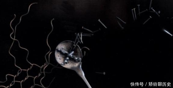 这幅画&冷军画了根破汤匙,卖了41万,放大十倍后,专家:这根本不是画