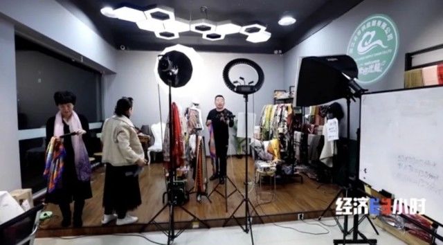 100元能买啥？2件衣服、4个包、1条裤子1双鞋...咋做到的？