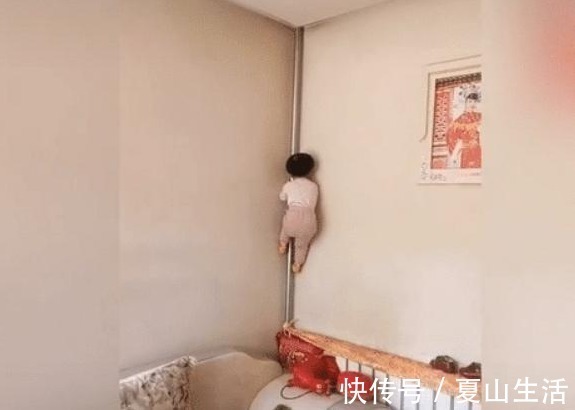 暖气管|穿尿不湿的果然惹不起!2岁萌宝徒手爬暖气管,引网友捧腹:高手