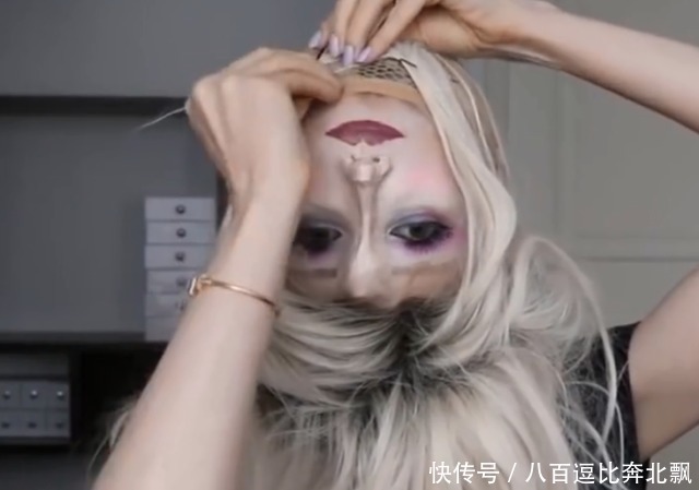 如果见到“脸倒过来”的人,请不要害怕,她可能只是化了妆而已!