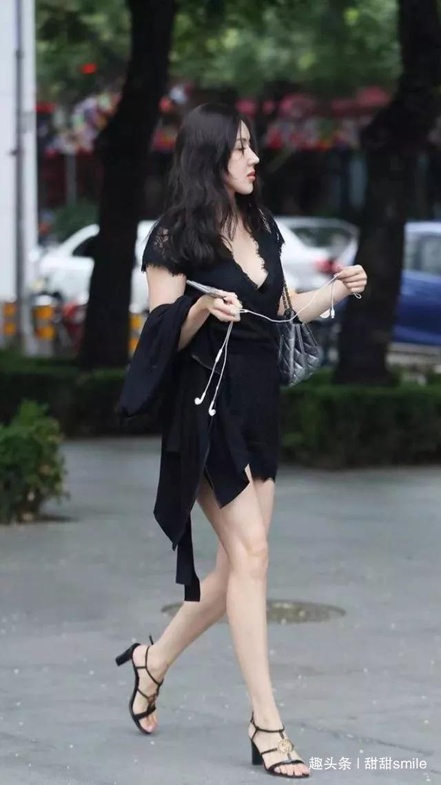 半身裙 美女碎花连衣裙搭配一双裸色的尖头高跟鞋,气质又时尚,气质十足