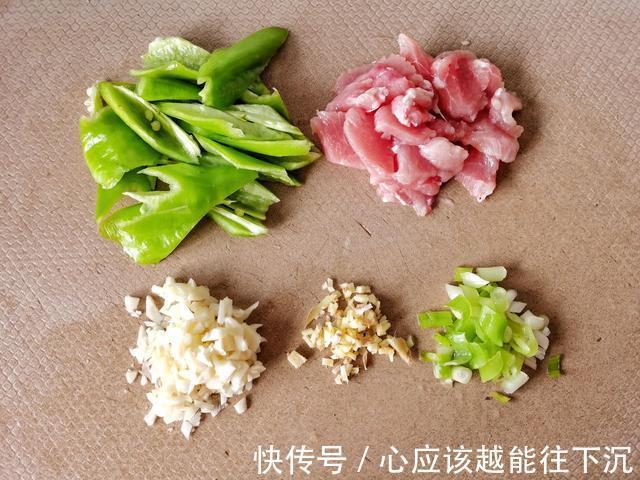 东北老厨师做的尖椒干豆腐，嫩滑鲜香，只因加了“它”