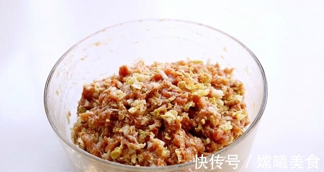 猪肉白菜馅儿饼上桌就被抢光，因为她是这么给猪肉去腥的
