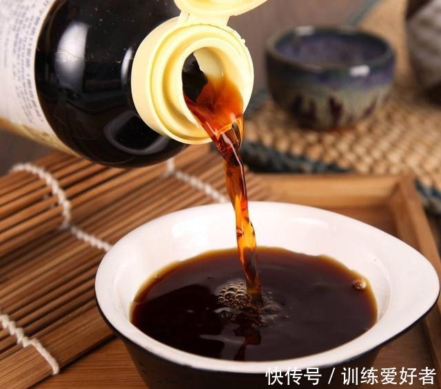 买酱油时,瓶上若有这两个字母,再便宜也不买,都是勾兑酱油