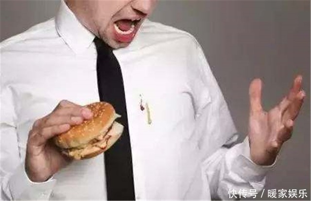 衣服上被染的油渍，搓烂了也洗不干净，原来是方法不对！