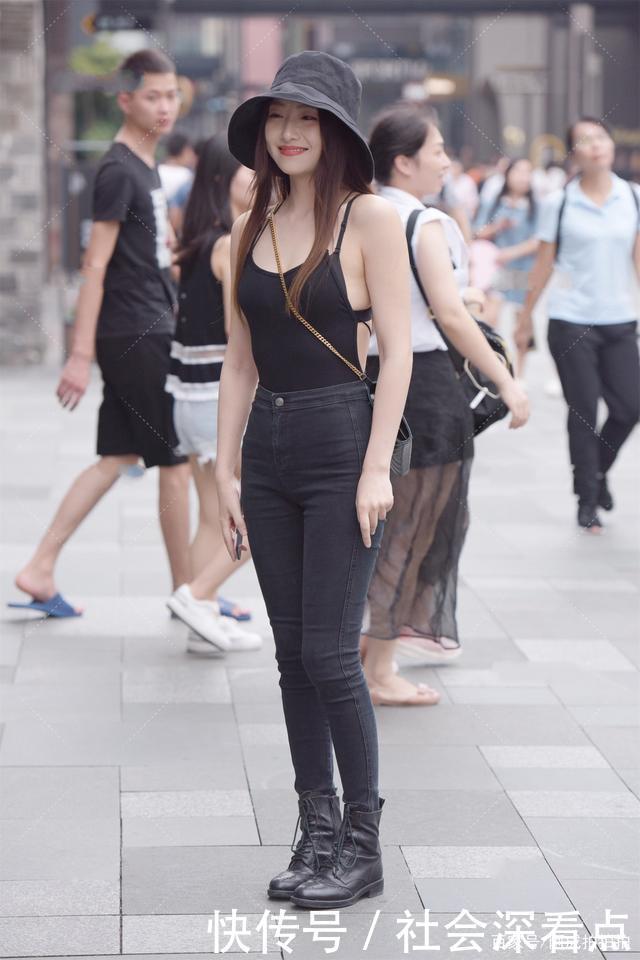 搭配|背心穿着很凉快,搭配黑色裤子,显休闲风