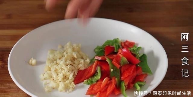 土豆|土豆别炖了，加3个鸡蛋，教你新做法，营养解馋又下饭，比肉还香