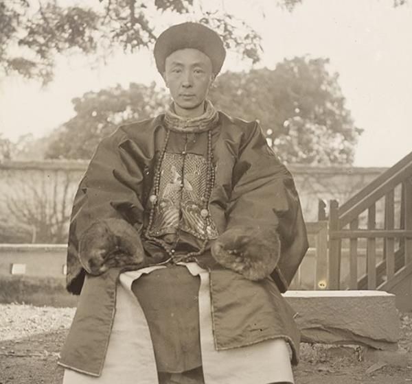 样子|晚清珍稀老照片芝麻官真实样子，一家十口人有九把枪