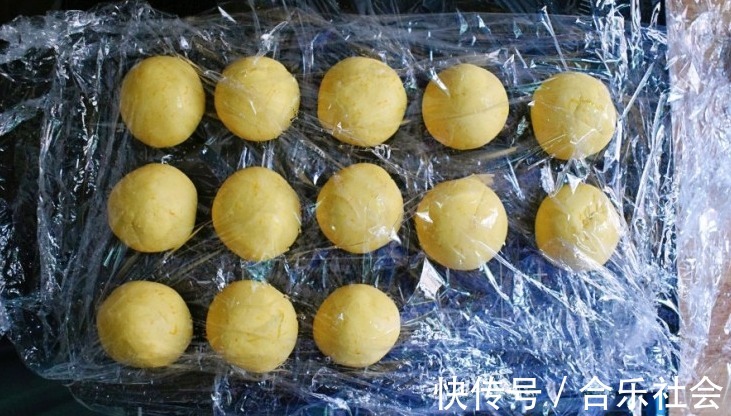 孩子|吃不完的南瓜,别丢了,教你做成可拉丝的小面包,孩子爱吃!