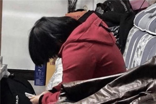 老汉|14岁女孩离家出走,被老汉拐走后6年生3娃,找到时母亲早已认不出