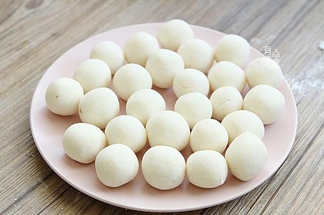 红糖浆|明日秋分，这碱性蔬菜要常吃，去皮煮一煮，淋上红糖浆，软糯香甜