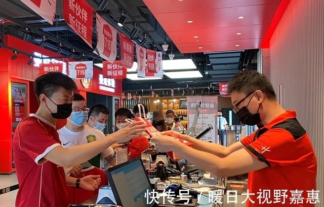 lind新业态赋能体育消费,曼联梦剧场球衣首发创零售新模式