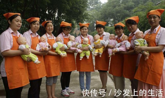 监控|宝宝睡醒后,监控拍下保姆手上一个举动,宝妈回去就给她涨工资