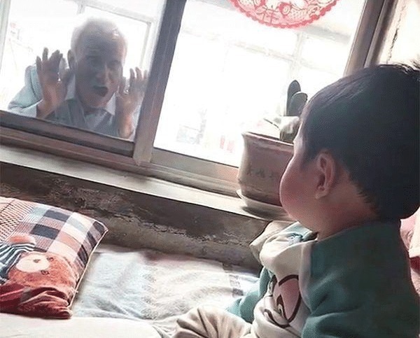 孙辈|最暖的隔辈亲!85岁爷爷趴窗台“偷看”1岁宝宝,让无数网友鼻酸