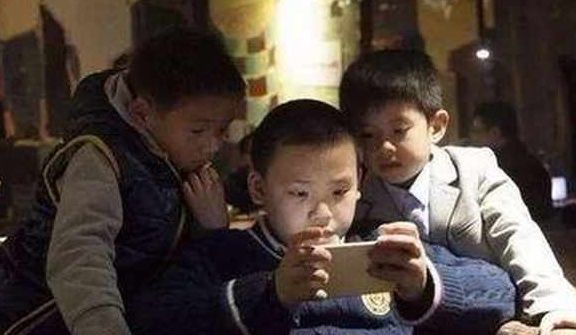 十万个为什么|沉迷玩手机的孩子跟不玩手机的孩子,十年后的差距,变化很大!