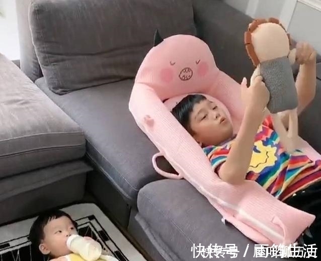 弟弟|谁还不是个宝宝了?趁宝妈不注意,哥哥偷偷“试用”弟弟襁褓