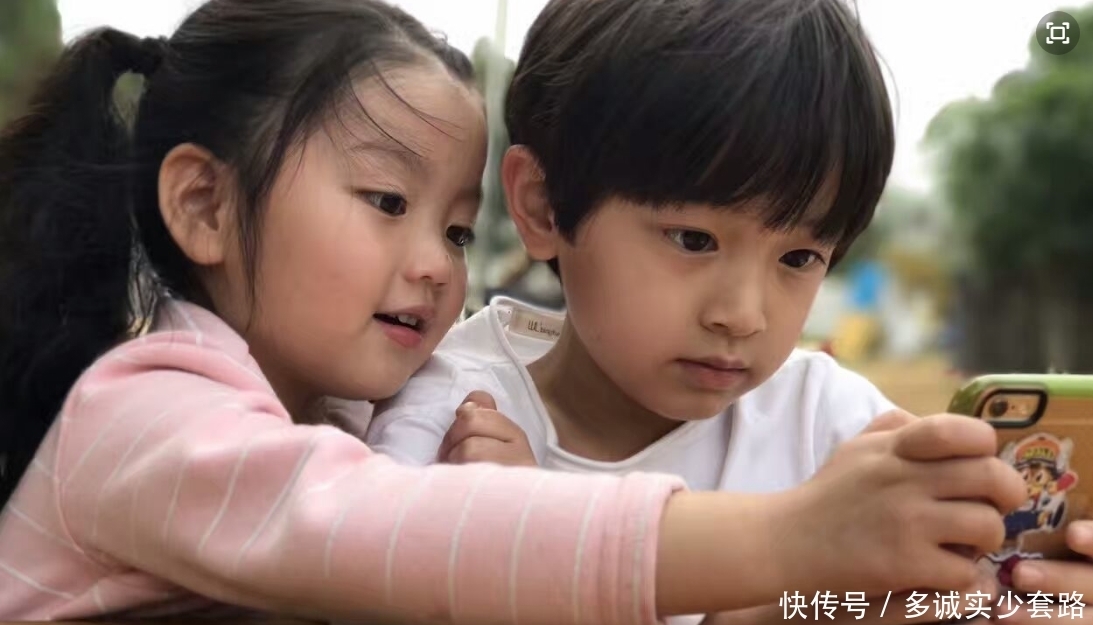 面对镜头|《爸爸4》播出4年了,阿拉蕾李亦航同框庆端午,两人大长腿抢镜