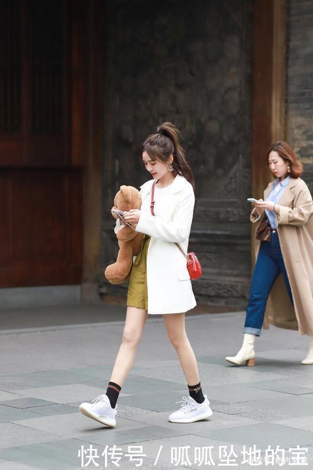 外套|白色西装外套搭配黄绿色短裤,干净优雅,清纯灵动