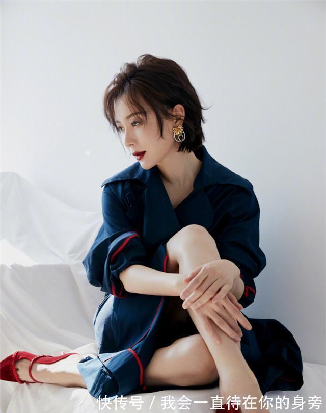 短发 奔五的女人这样穿,搭配这种发型,时髦又减龄