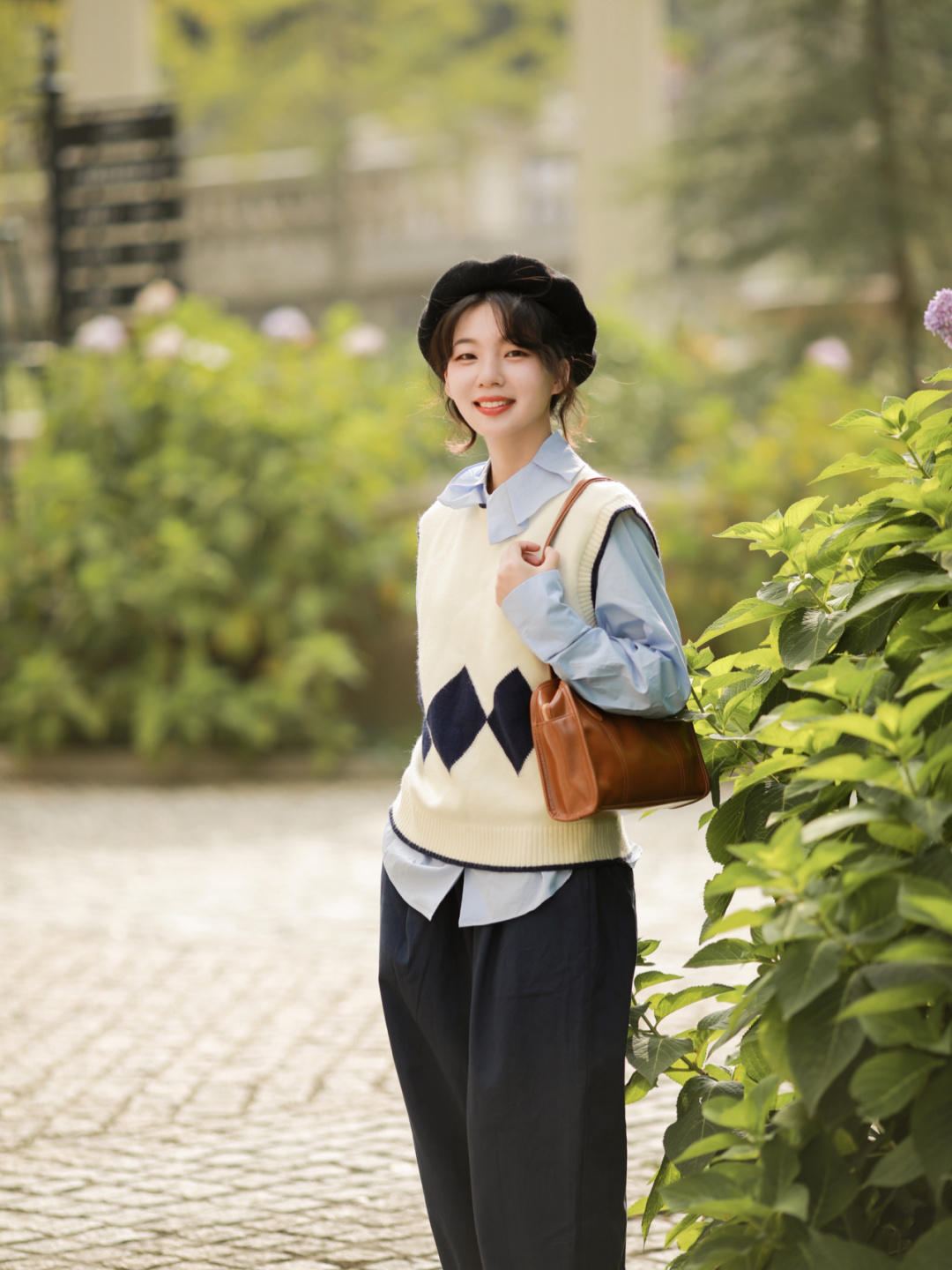 针织马甲|秋天的针织马甲,要穿简约款,搭配衬衫和阔腿裤,穿出好气质