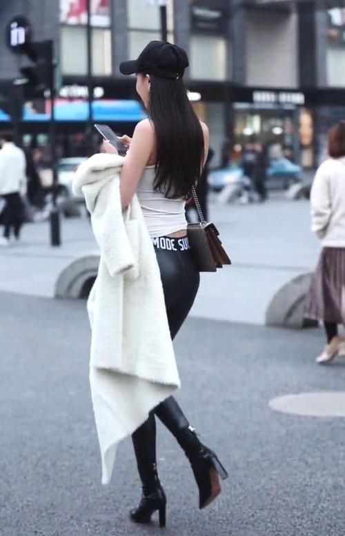 紧身裤|美女穿紧身裤出门秀腿,走在街上是一道靓丽的风景线