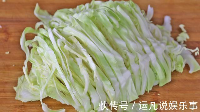 包菜|包菜最好吃的做法，简单一切，筷子一搅，营养又解馋，比吃肉还香