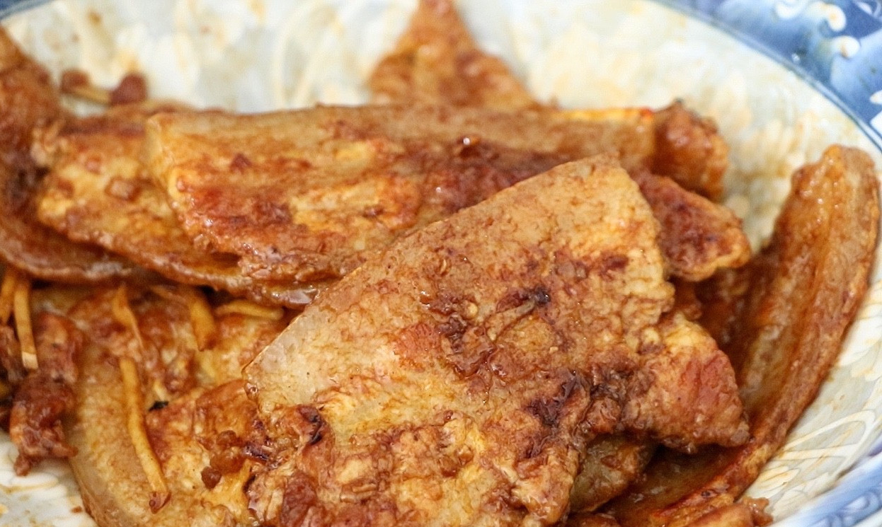 年夜饭,猪肉这样做赛过粉蒸肉!加上两个鸡蛋,小孩抢着吃它