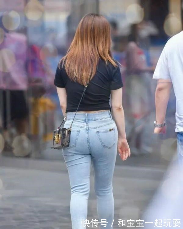 小白鞋 蜂腰细腿的打底裤美女,增加自身的魅力和吸引力,潮范十足!