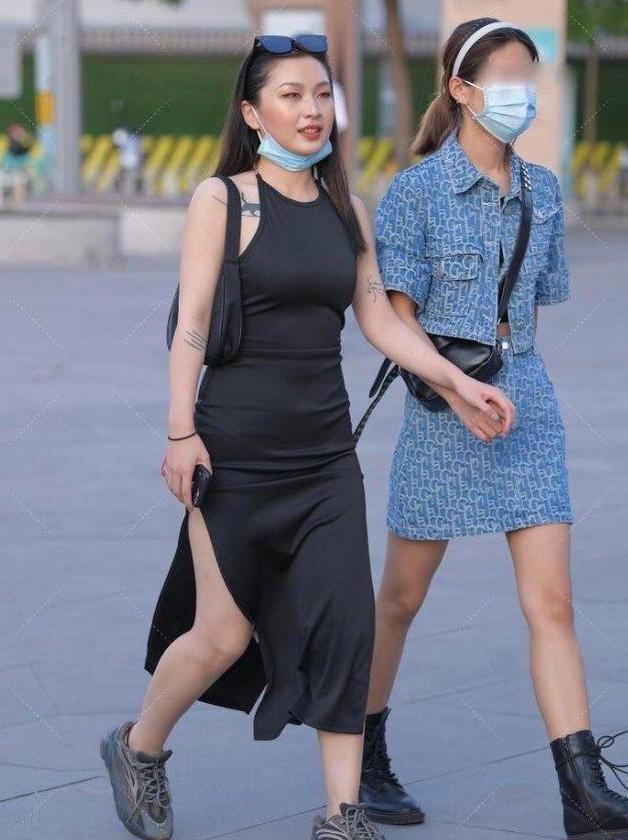 背部 吊带开叉纯黑色连衣裙搭配运动鞋，时尚有品位，尽显大长腿