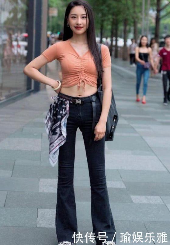 街拍|街拍气质靓丽的美女,身穿牛仔裤搭配时髦上衣,舒适大方又不失美感