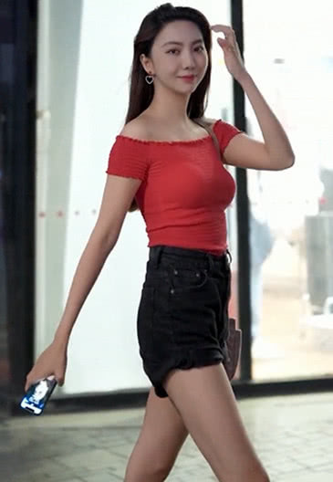 心动|街拍一字肩的T恤衫,更显妹子的傲人凸出,心动的感觉