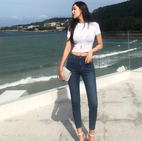 身段 女神的穿搭让人回昧无穷，穿上紧身牛仔裤，轻松秀出性感身段