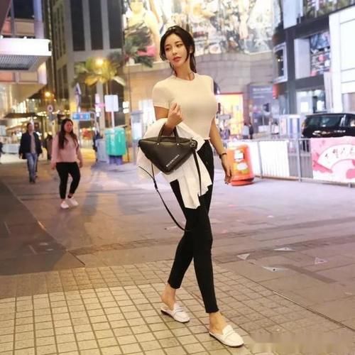 牛仔裤|美女穿简单的T恤+牛仔裤，也能风情无限，美丽迷人