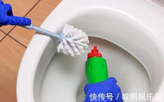 马桶用完后，马桶圈要扶起来吗？用对方法，卫生间才能干净卫生