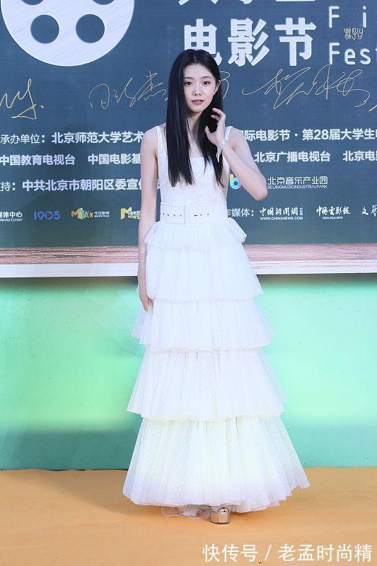 裙摆|刘浩存连生图都这么美,穿纱裙又嫩又甜,漏齿笑更俏皮