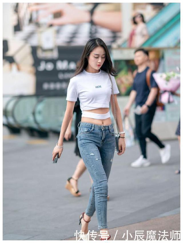交叉系带 街头美女的“白色系”穿搭,穿出“复古风”,秀出不一样的气质