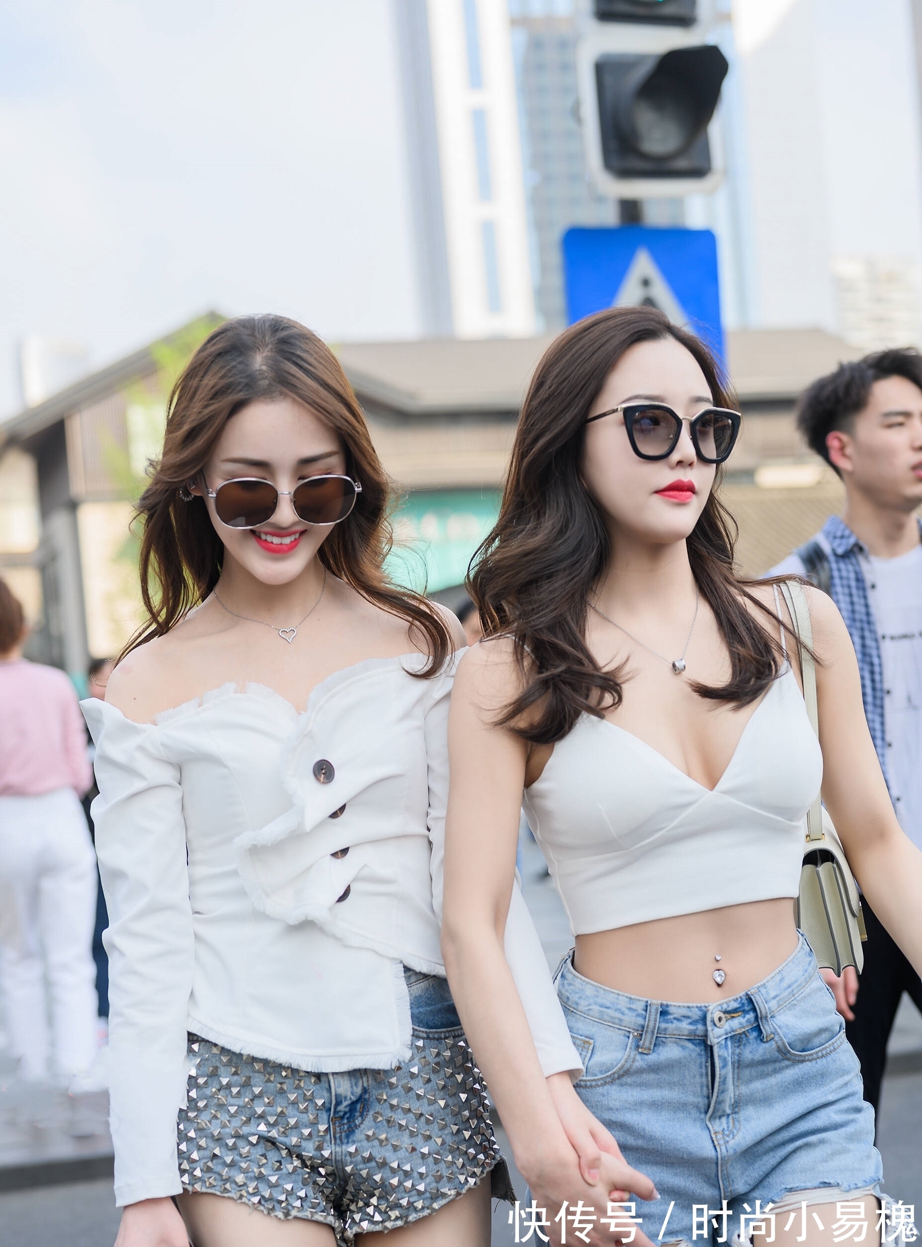 肚脐眼 最近火了一种装饰,戴在肚脐眼上,路上行人都能瞅见