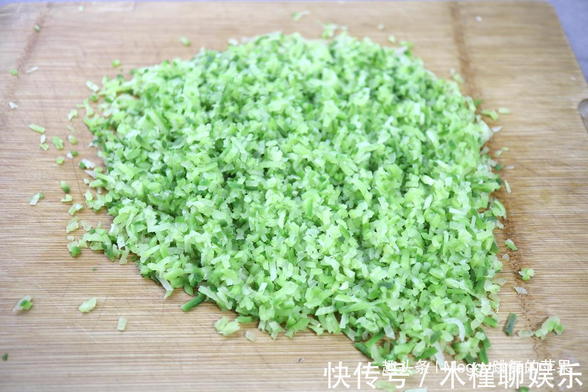 面团|三个萝卜一盆面，蒸出的大包子比肉香，越吃越香！