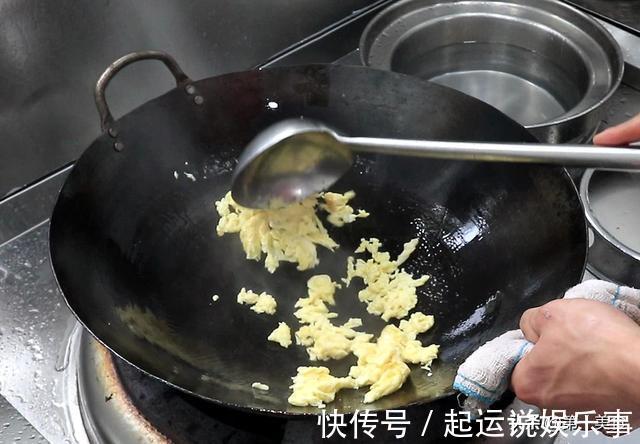 韭苔|春卷这样做超简单，几张豆腐皮一卷一炸，鲜香可口，零食都解决了