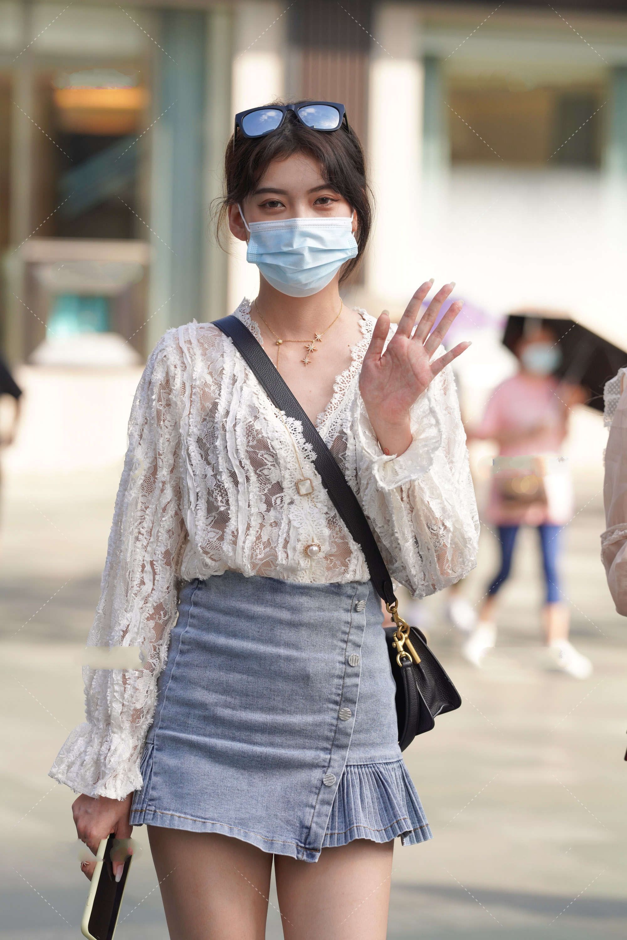 白色休闲衫,花边装饰更显青春感,搭配牛仔裙,十分减龄