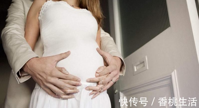 胎动|双胞胎在妈妈肚子里,一个胎动频繁,一个不动,出生后妈妈乐了