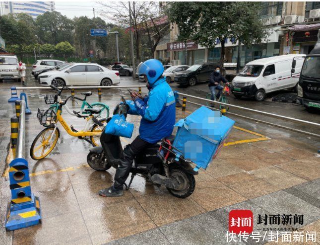 穿梭在“成都初雪”中的外卖小哥