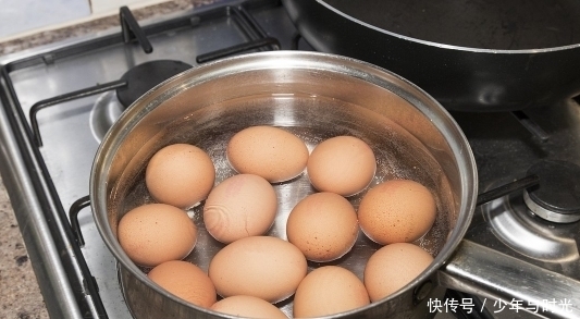 早晨吃鸡蛋对身体好，有些人可能吃错了，尽量